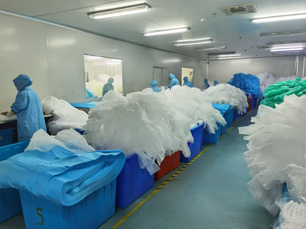 Single-Use Zippered Dust Coat for Laboratory Splash Protection